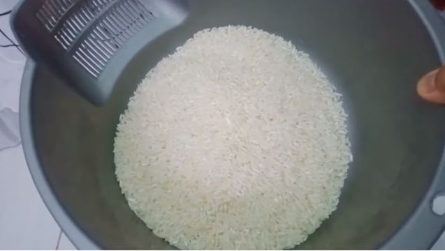 Tanpa perlu disiram air hangat, ini trik masak nasi pakai panci agar hasilnya pulen dan matang merata