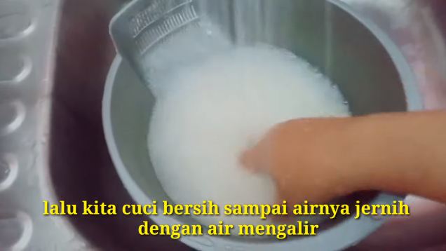 Tanpa perlu disiram air hangat, ini trik masak nasi pakai panci agar hasilnya pulen dan matang merata