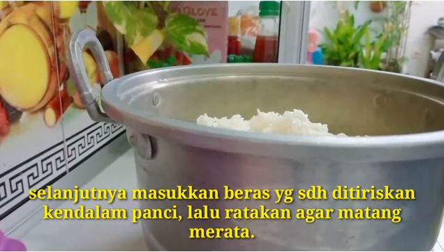 Tanpa perlu disiram air hangat, ini trik masak nasi pakai panci agar hasilnya pulen dan matang merata
