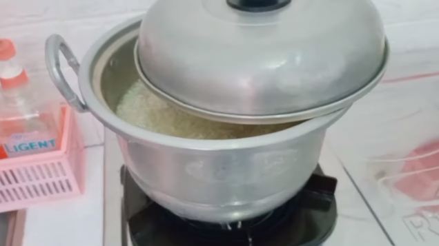Tanpa perlu disiram air hangat, ini trik masak nasi pakai panci agar hasilnya pulen dan matang merata