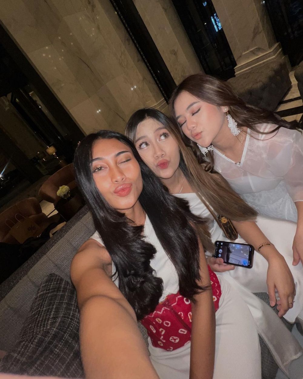 gaya seleb di lamaran rizky dan mahalini © Instagram