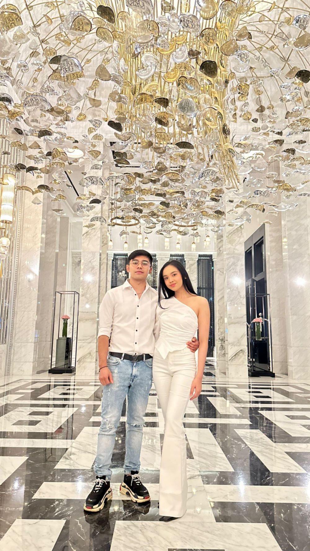 gaya seleb di lamaran rizky dan mahalini © Instagram