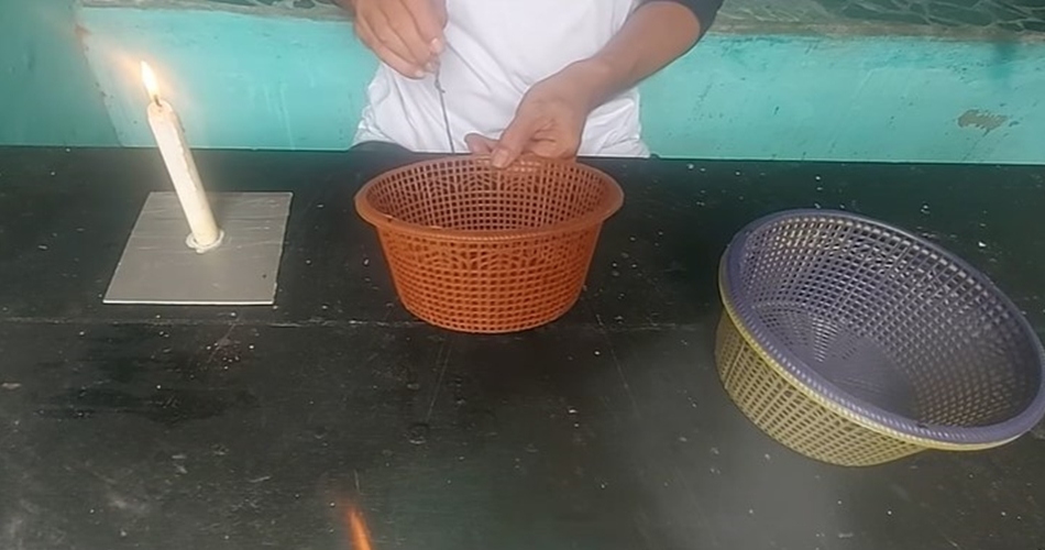 Cuma pakai 2 alat sederhana, begini cara mudah bikin rak bumbu dapur