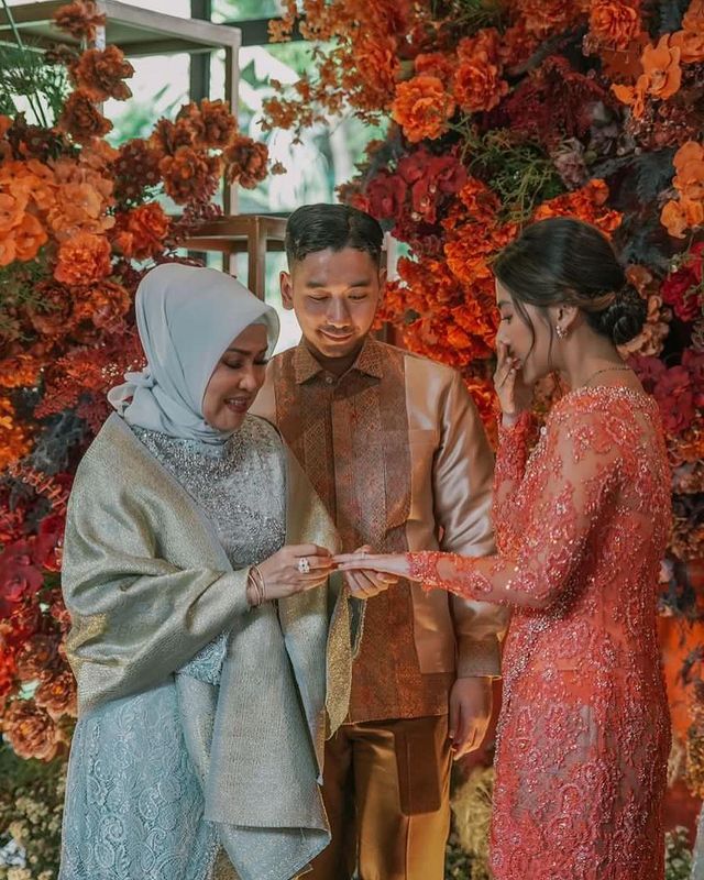 Momen lamaran Adinda Thomas © Instagram Momen lamaran Adinda Thomas © Instagram