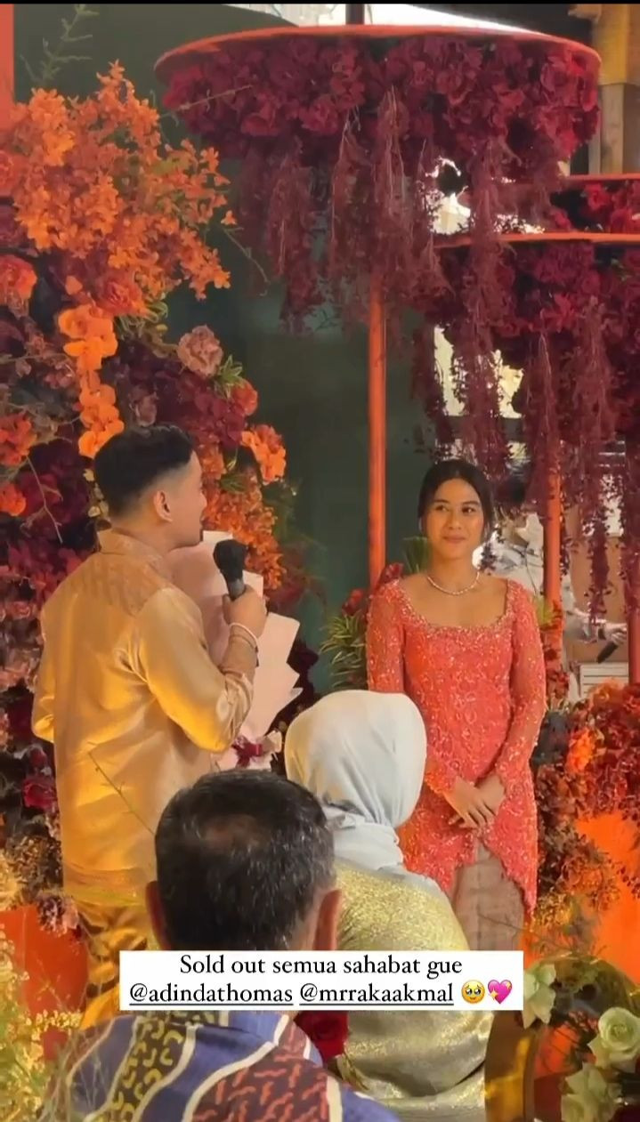 Momen lamaran Adinda Thomas © Instagram Momen lamaran Adinda Thomas © Instagram