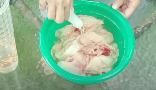 Cukup pakai 2 bahan, ini cara cepat mencairkan ayam beku dalam 30 menit