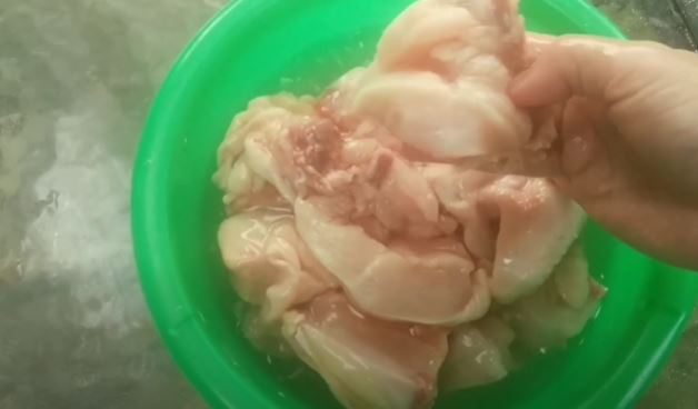 Cukup pakai 2 bahan, ini cara cepat mencairkan ayam beku dalam 30 menit