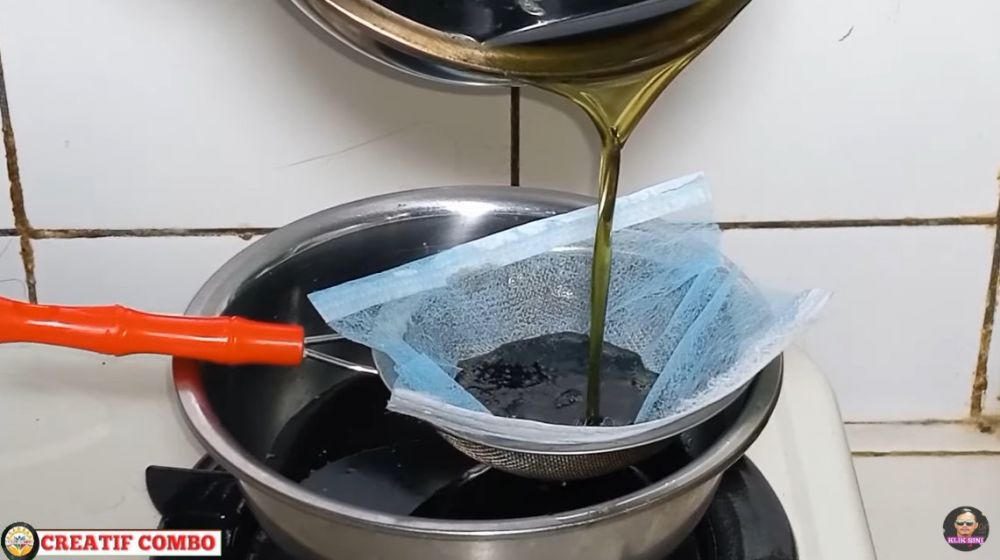 Bukan pakai nasi dan tepung, ini trik ampuh menjernihkan minyak goreng bekas agar aman digunakan lagi