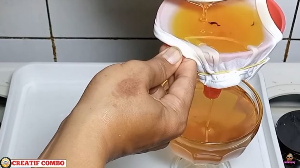 Bukan pakai nasi dan tepung, ini trik ampuh menjernihkan minyak goreng bekas agar aman digunakan lagi