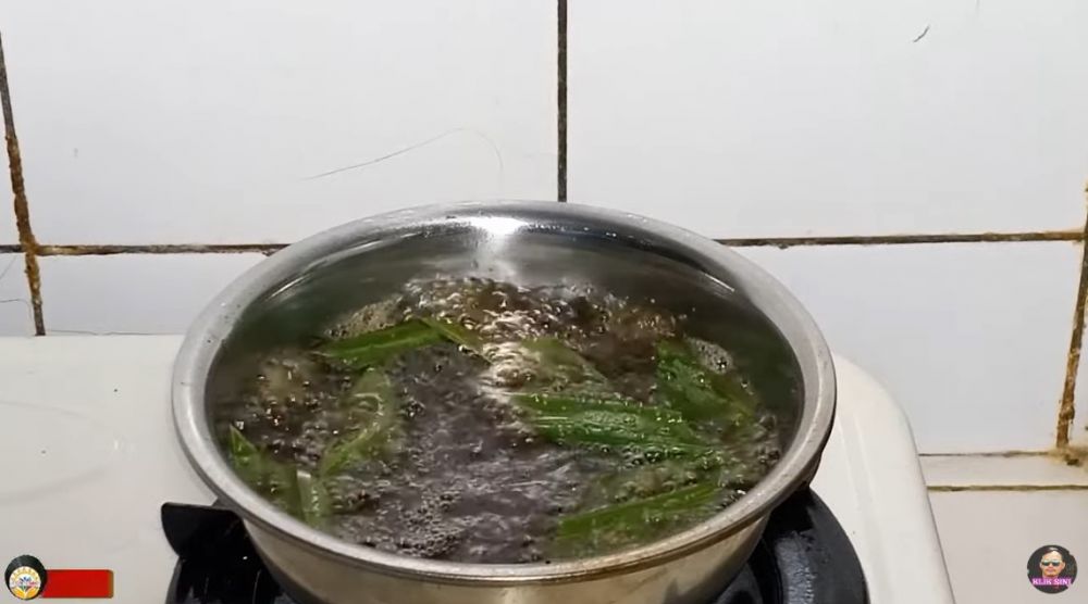 Bukan pakai nasi dan tepung, ini trik ampuh menjernihkan minyak goreng bekas agar aman digunakan lagi