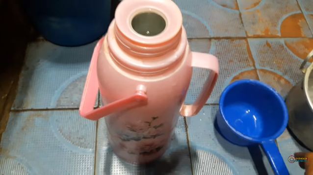 Tanpa perlu dibongkar, ini trik praktis bersihkan kerak di dalam termos air cuma pakai 1 bahan