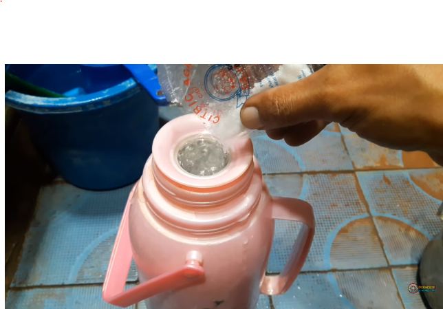 Tanpa perlu dibongkar, ini trik praktis bersihkan kerak di dalam termos air cuma pakai 1 bahan