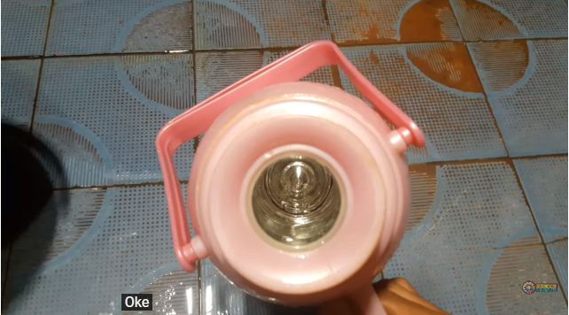 Tanpa perlu dibongkar, ini trik praktis bersihkan kerak di dalam termos air cuma pakai 1 bahan
