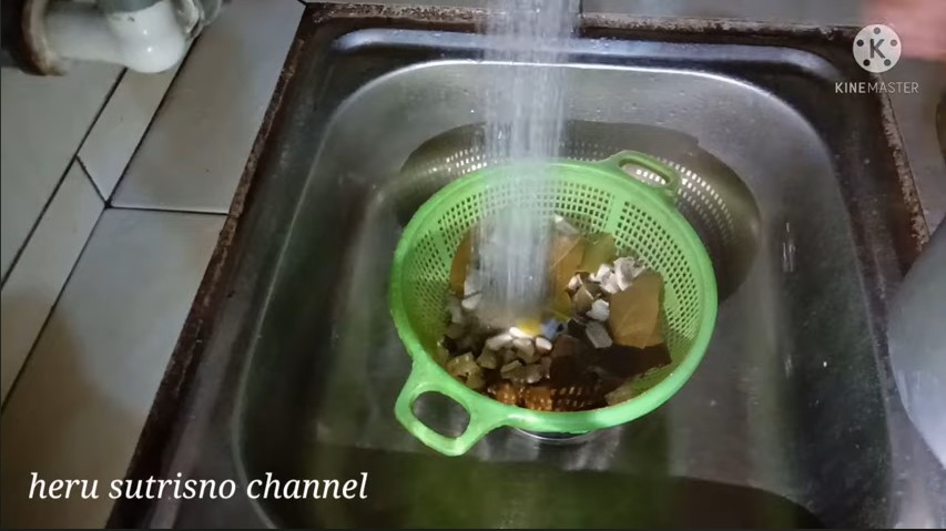 Tak perlu disikat dengan kapur sirih, ini cara hilangkan bau tak sedap pada babat sapi