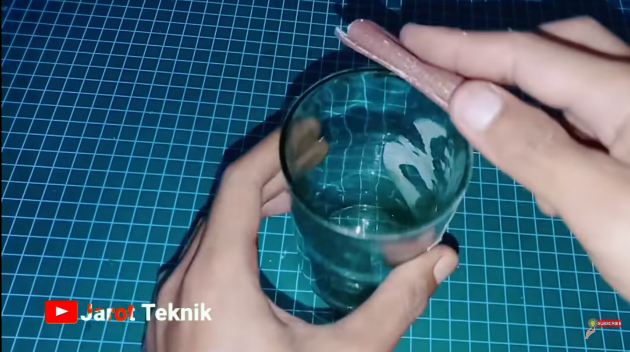 Jangan langsung dibuang, ini cara menyulap botol sirup bekas jadi gelas cantik layak pakai