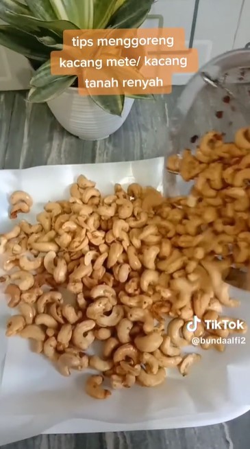 Ngemil makin mantap, ini trik menggoreng kacang mete agar bumbu meresap sempurna dan tidak hancur