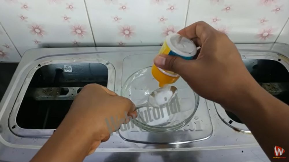 Bukan pakai sitrun, begini cara bersihkan corong burner kompor gas yang berkerak dan hitam