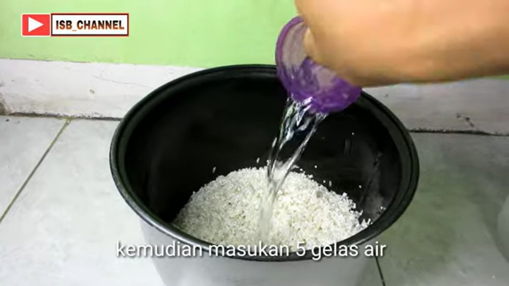 Tanpa tambahan minyak goreng, ini trik menanak beras biasa kualitas rendah agar hasilnya pulen & legit