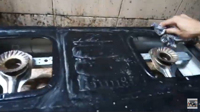 Cara bersihkan noda minyak dan jamur membandel pada kompor, simpel tanpa baking soda atau sitrun