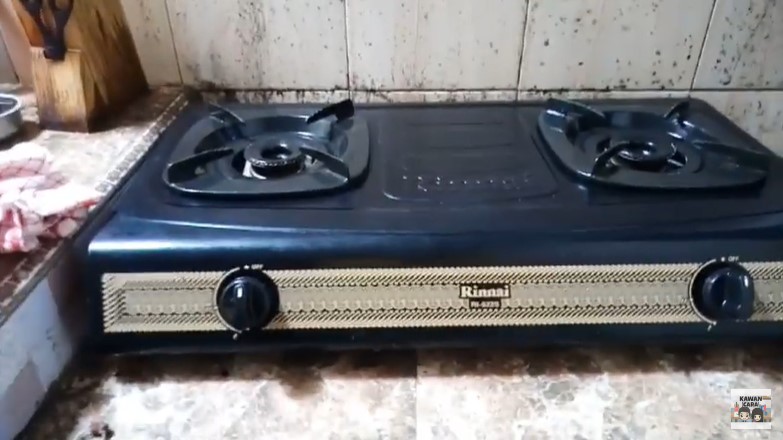 Cara bersihkan noda minyak dan jamur membandel pada kompor, simpel tanpa baking soda atau sitrun