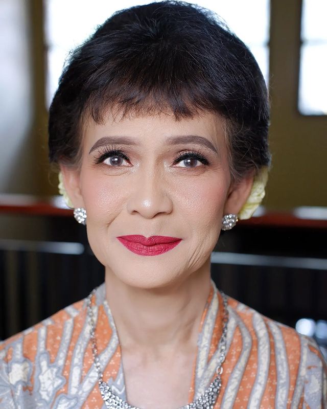 Wanita majalah jadul penyanyi top 80-an © Instagram