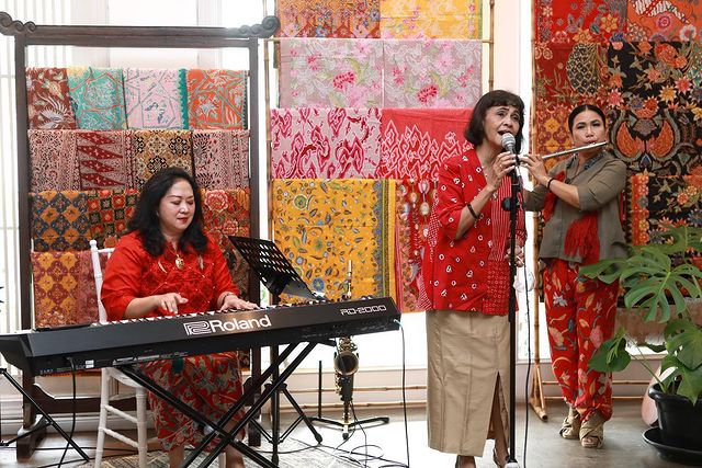 Wanita majalah jadul penyanyi top 80-an © Instagram