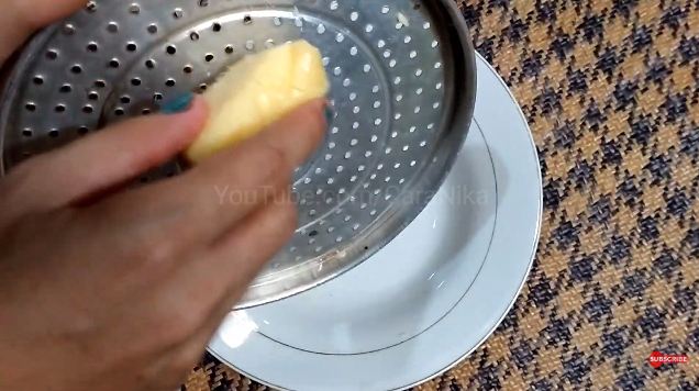 Aksi wanita tunjukkan fungsi lain saringan kukusan ini bikin takjub, kreatif abis