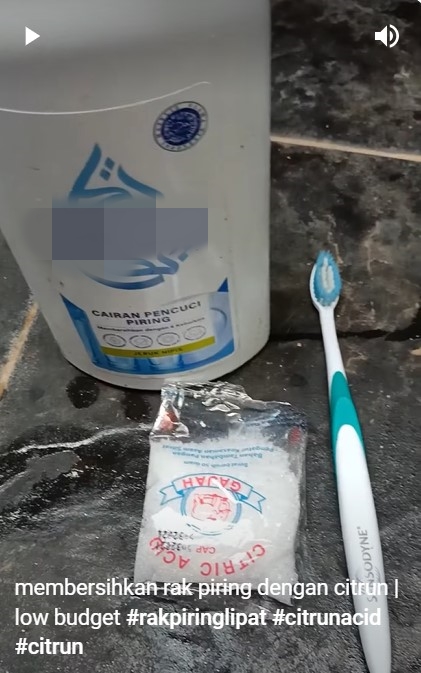 Pakai 2 bahan, ini cara mengubah rak piring silikon kusam jadi kinclong seperti baru