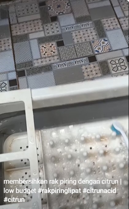 Pakai 2 bahan, ini cara mengubah rak piring silikon kusam jadi kinclong seperti baru