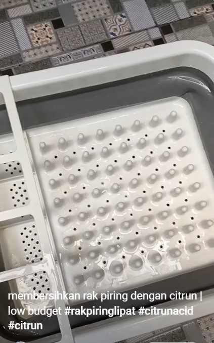 Pakai 2 bahan, ini cara mengubah rak piring silikon kusam jadi kinclong seperti baru