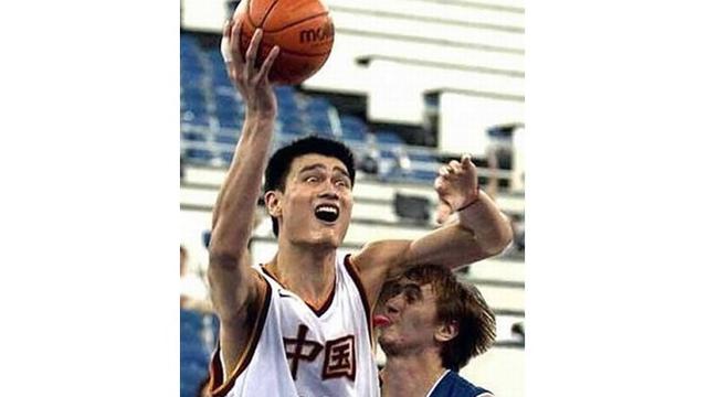 11 potret kocak saat bermain basket © berbagai sumber