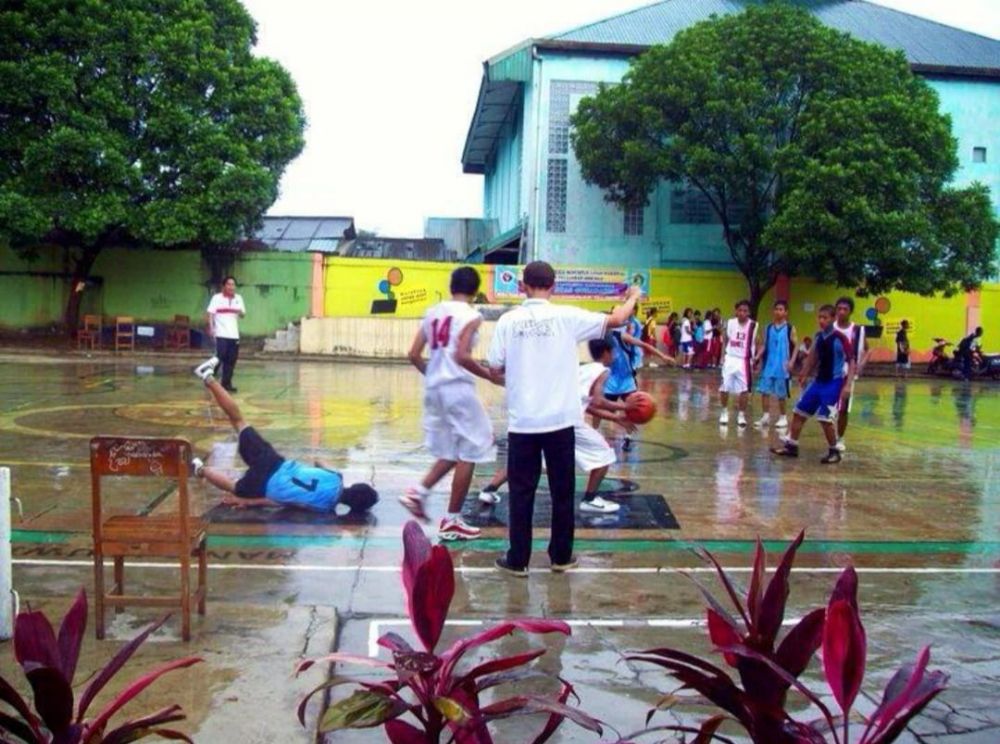 11 potret kocak saat bermain basket © berbagai sumber