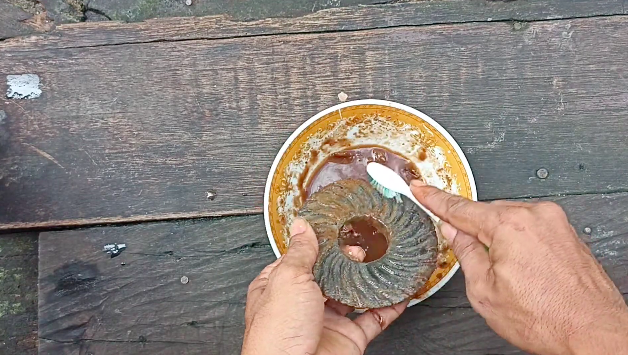 Pakai 1 bahan dapur, ini cara ampuh hilangkan karat di burner kompor gas