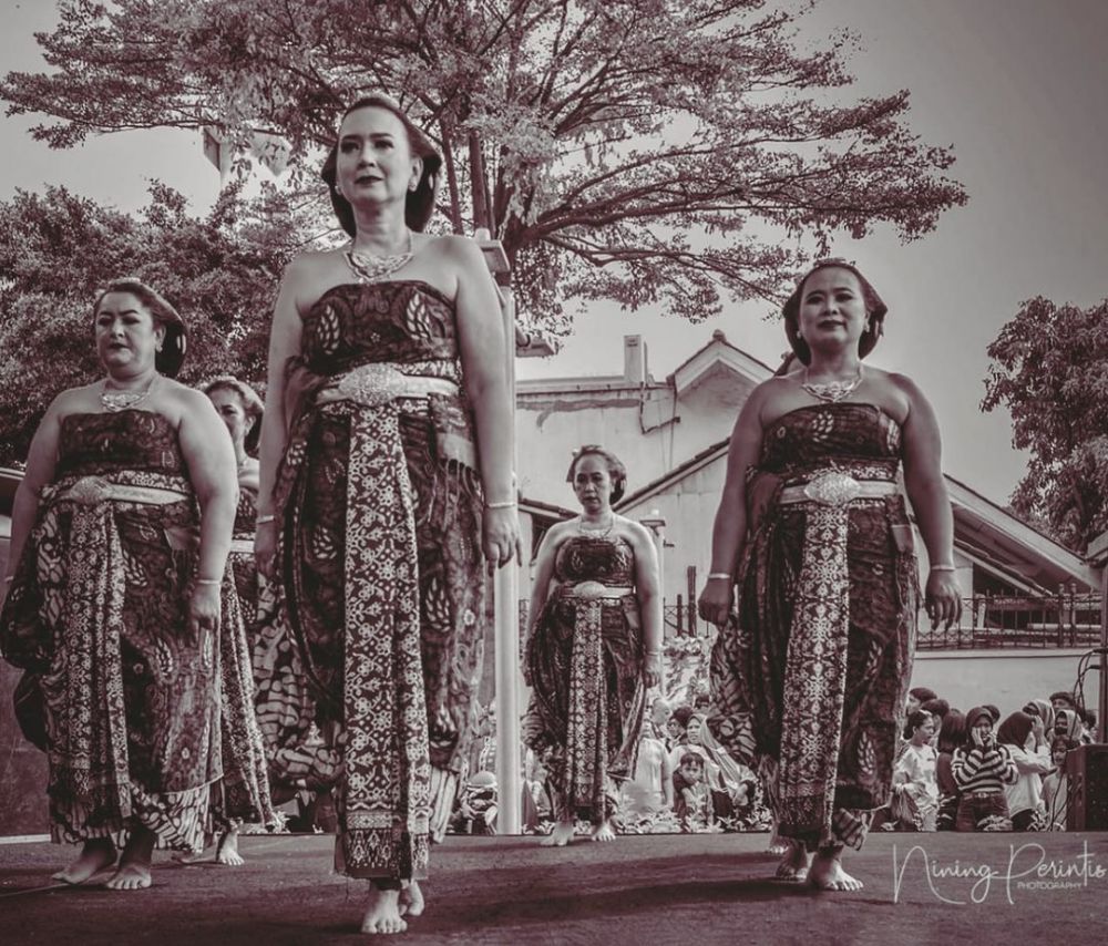 9 Momen Ira Wibowo luwes menari tarian tradisional, pesonanya disebut ‘njawani’