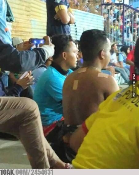 tingkah penonton saat di stadion © berbagai sumber