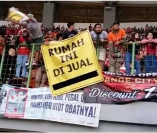 tingkah penonton saat di stadion © berbagai sumber