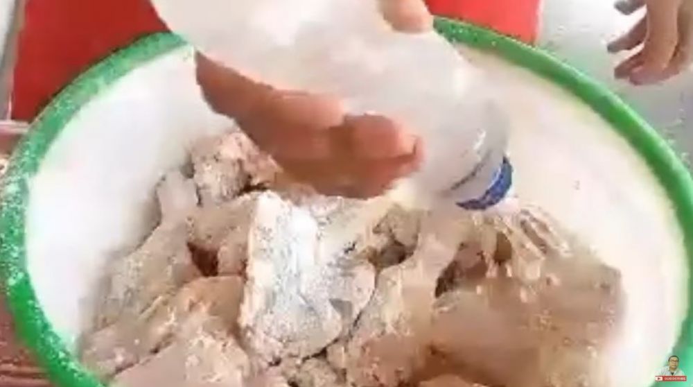 Trik menepungi kentucky agar hemat tepung dan krispi, cukup pakai satu jenis adonan