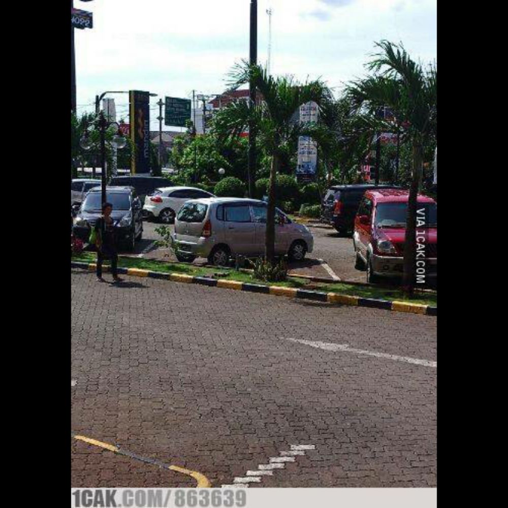 11 Potret kocak kendaraan parkir sembarangan © berbagai sumber
