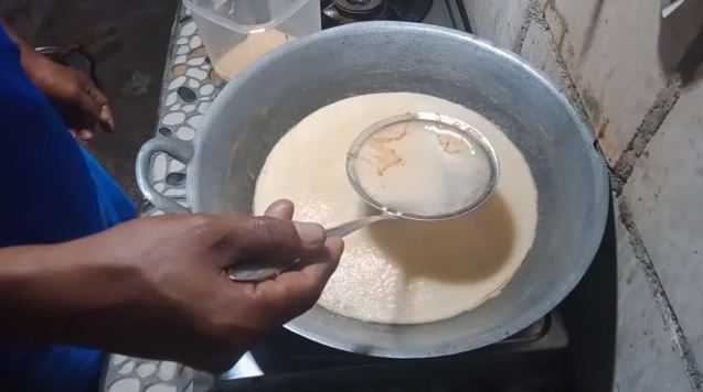 Bukan pakai nasi, ini cara praktis menjernihkan minyak goreng bekas cuma pakai 2 bahan makanan