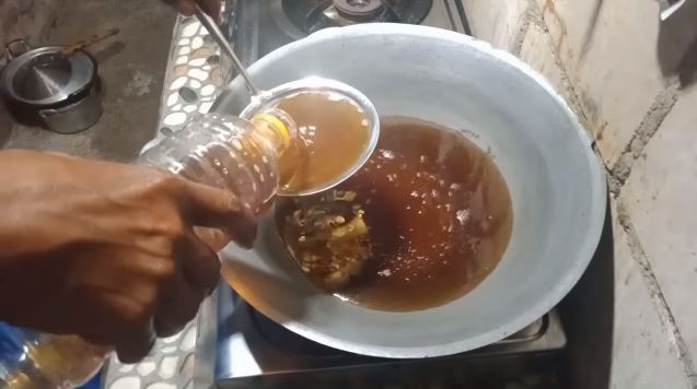 Bukan pakai nasi, ini cara praktis menjernihkan minyak goreng bekas cuma pakai 2 bahan makanan