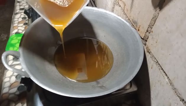 Bukan pakai nasi, ini cara praktis menjernihkan minyak goreng bekas cuma pakai 2 bahan makanan