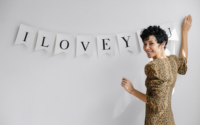 Kata-kata mutiara tentang cinta dalam bahasa Inggris dan artinya © 2023 brilio.net Kata-kata mutiara tentang cinta dalam bahasa Inggris dan artinya © 2023 brilio.net