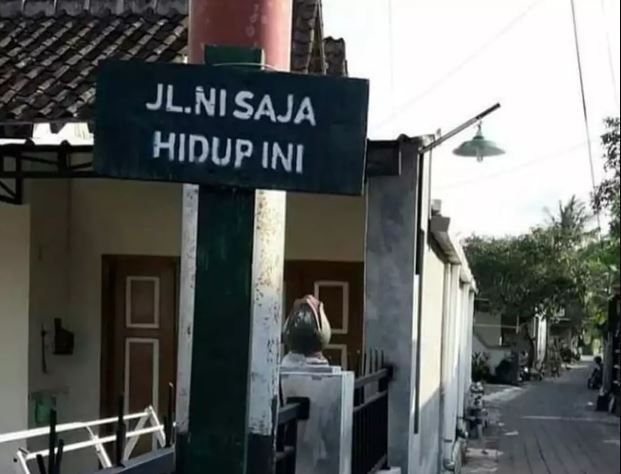 Potret kocak plang nama jalan Berbagai sumber Potret kocak plang nama jalan Berbagai sumber