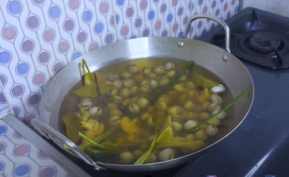 Cukup pakai 3 bahan, ini cara merebus kerang dara agar cangkang mudah terbuka dan bebas bau amis
