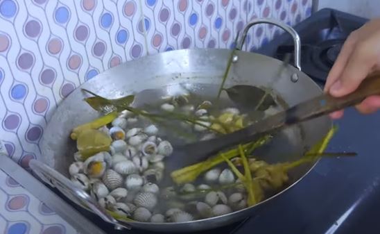 Cukup pakai 3 bahan, ini cara merebus kerang dara agar cangkang mudah terbuka dan bebas bau amis