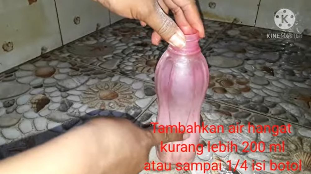 Tanpa perlu disikat, ini trik jitu bersihkan bagian dalam botol minum penuh lumut pakai 3 bahan