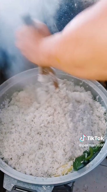 Cara jitu hilangkan bau gosong pada nasi usai dimasak, sederhana cuma pakai 1 bahan dapur