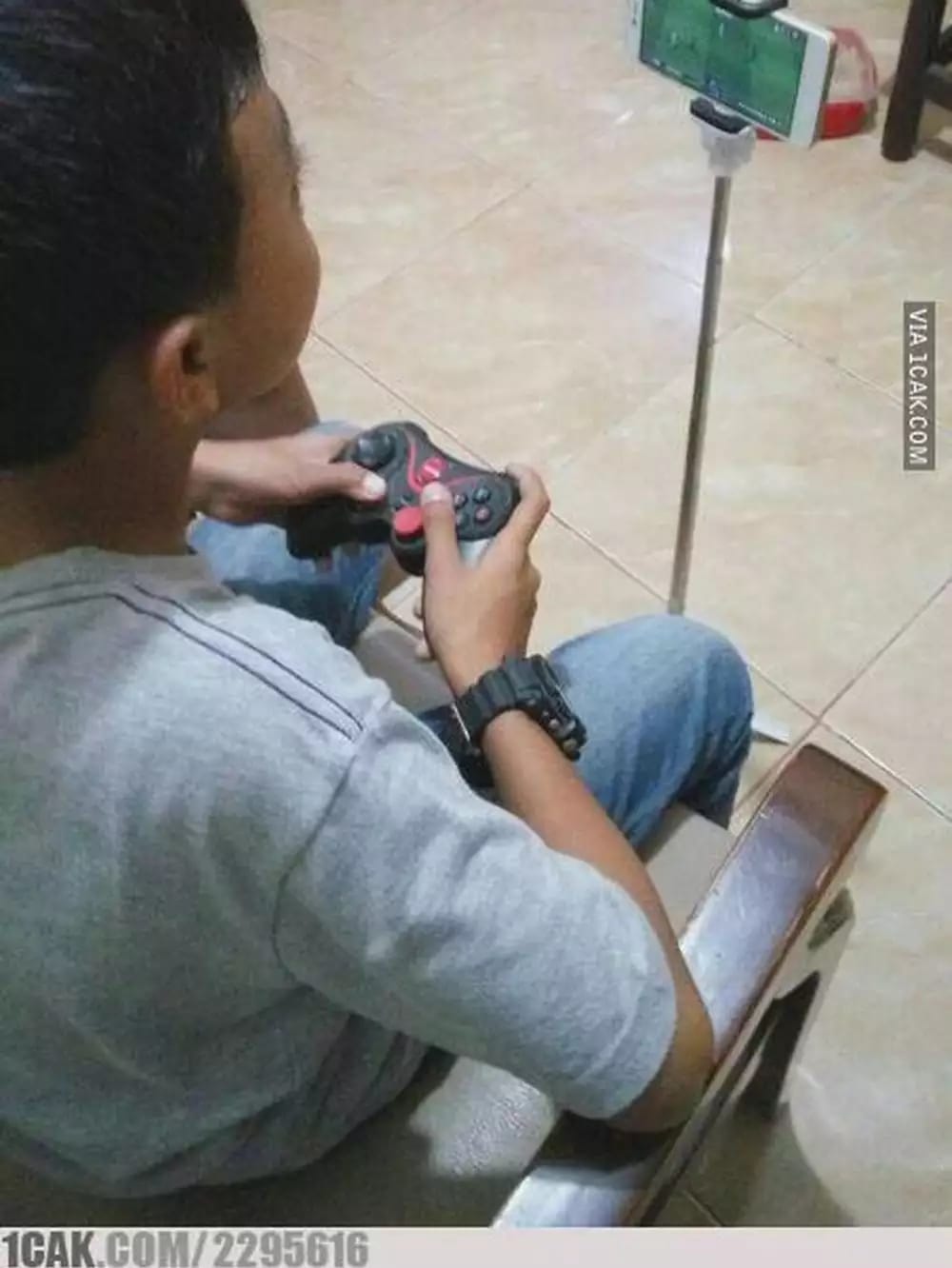 11 potret kocak orang saat main game © berbagai sumber 11 potret kocak orang saat main game © berbagai sumber