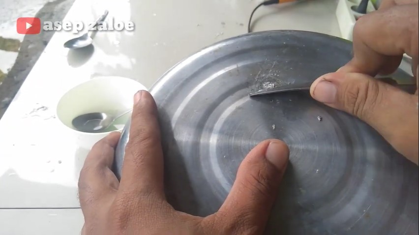 Bukan pakai sampah dapur, ini cara menambal panci bocor dengan 3 bahan