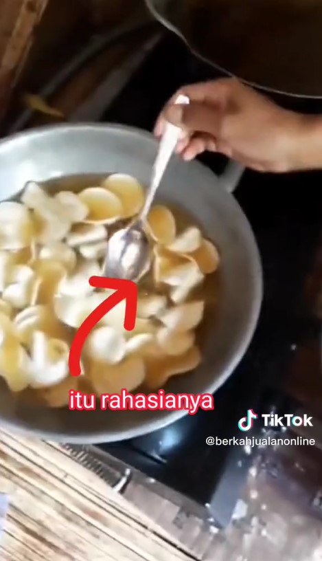 Trik menggoreng keripik singkong agar makin renyah dan tak lengket, cukup tambah 2 bahan